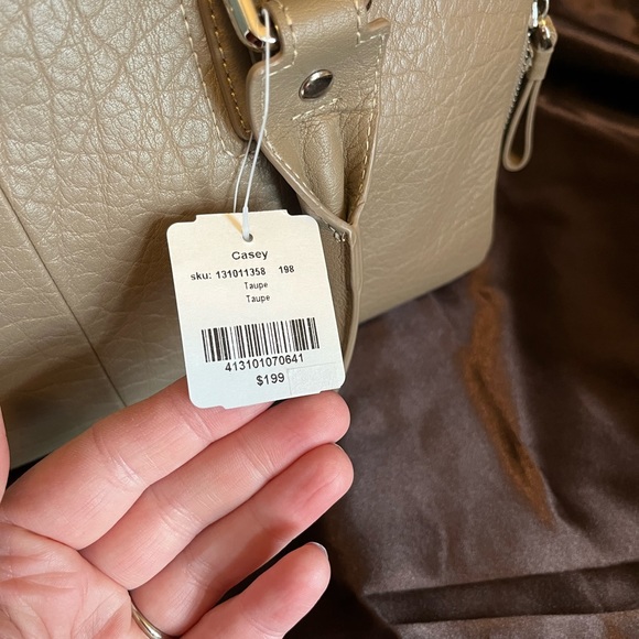 New with tags Danier leather purse with crossbody strap Taupe colour - Picture 8 of 11